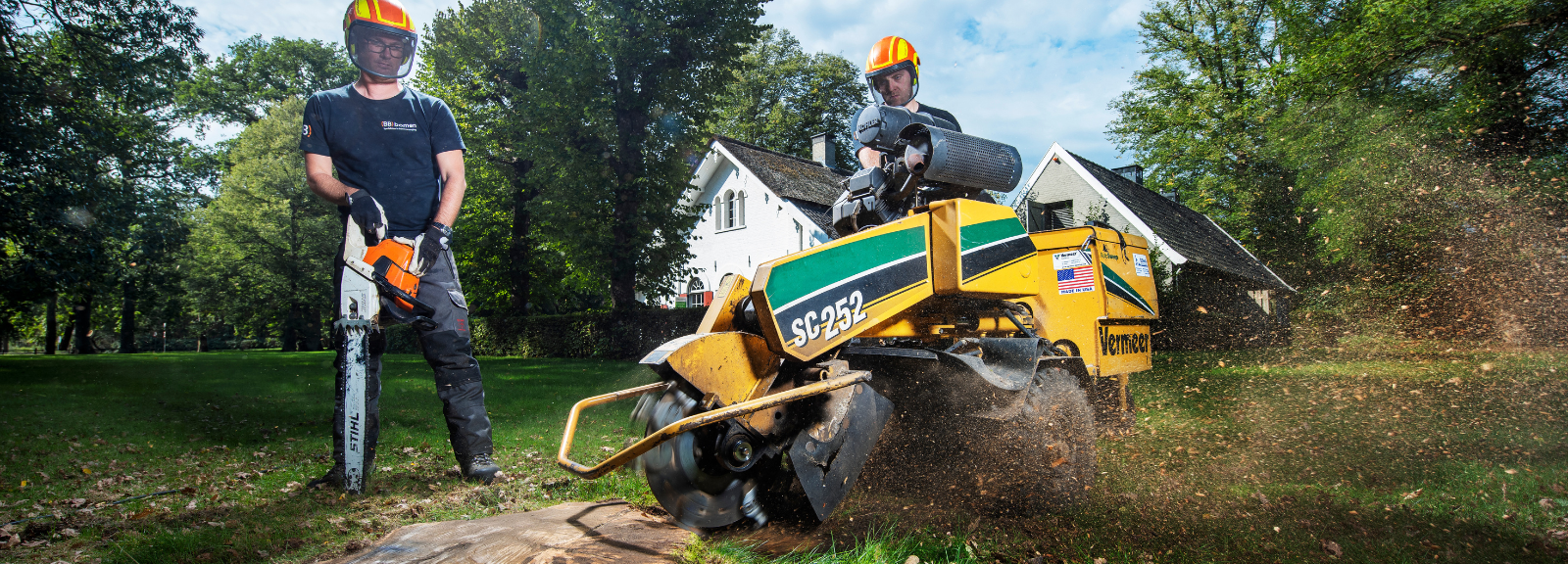 Bomenspecialist (BB) bomen is bezig met het verwijderen van een boomstronk.